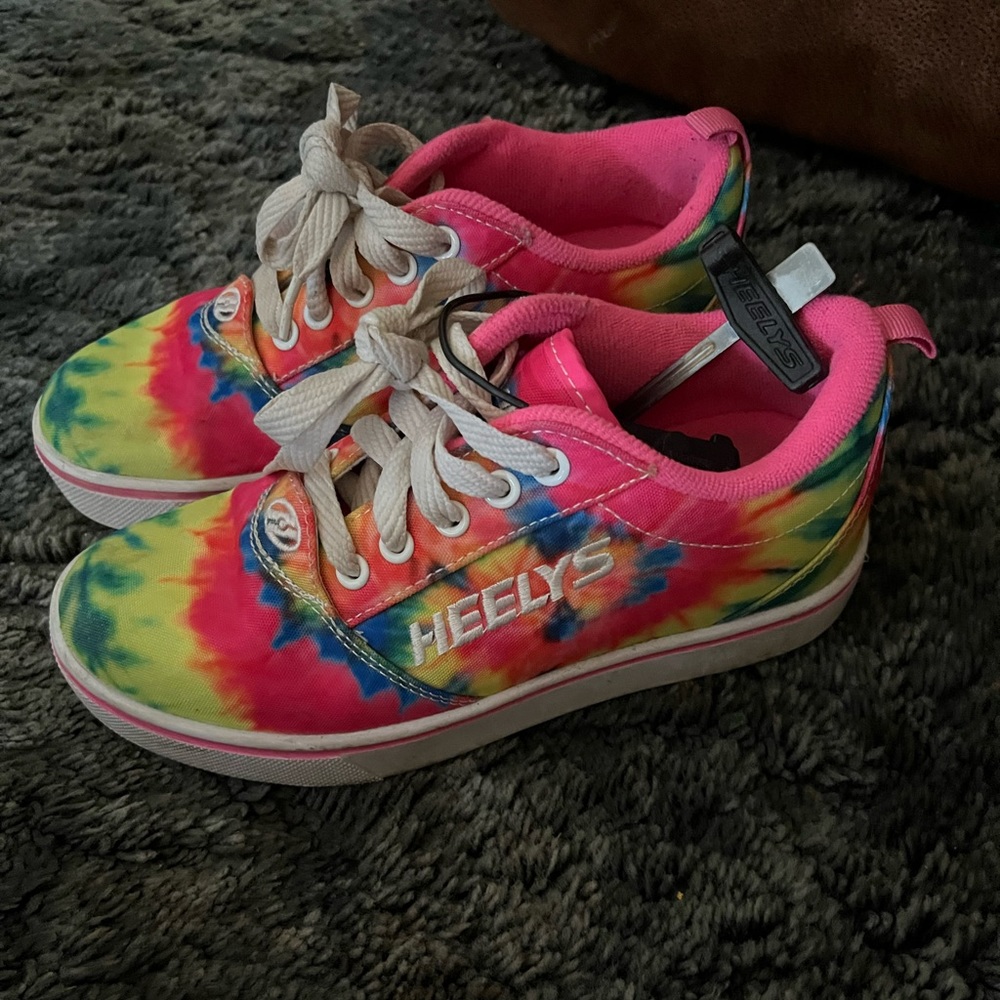 Girl youth Heely's. Size 3 only worn a handle full of times.